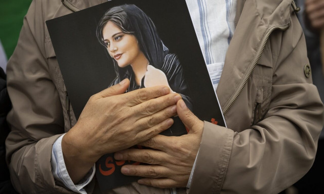 Ιράν: Νέο φρικιαστικό βίντεο από τις διαδηλώσεις - Πυροβολούν γυναίκα στο κεφάλι