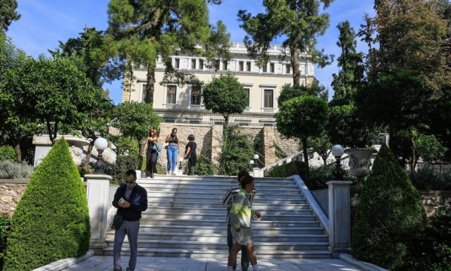 Presidential mansion gardens open for the general public on Sunday