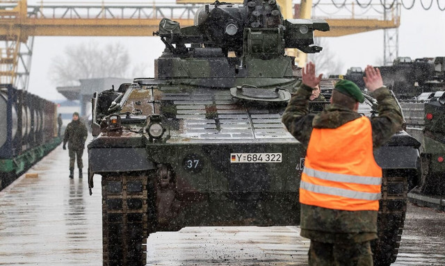 Γερμανίδα υπουργός Άμυνας: 100 τεθωρακισμένα στέλνονται από Ελλάδα και Σλοβακία στην Ουκρανία
