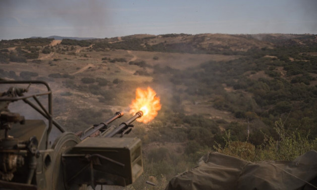 Ανίκητος-22: Ο Στρατός Ξηράς δείχνει την ισχύ του – Εντυπωσιακές εικόνες