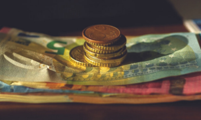 Πιέσεις για αυξήσεις μισθών στην Ευρώπη