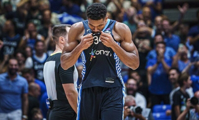 Γιάννης Αντετοκούνμπο: «Είναι βαριά η φανέλα της Ελλάδας, τρομερό να είμαι σημαιοφόρος στο Παρίσι»