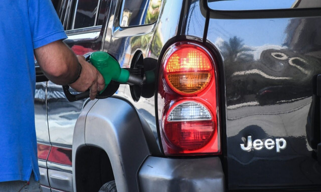 Ρεπορτάζ Newsbomb.gr: Οι Έλληνες οδηγοί ξοδεύουν πάνω από το 13% του μισθού σε καύσιμα