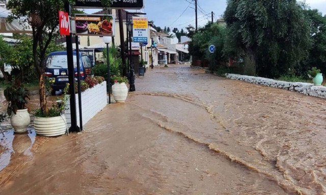 Δρόμοι «ποτάμια» και πλημμυρισμένα σπίτια σε Κέρκυρα και Σύβοτα