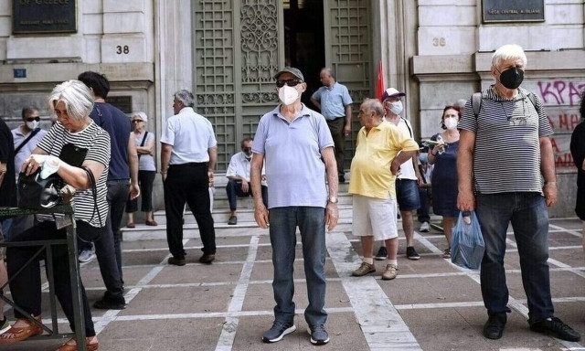 Μπαίνει «κόφτης» στις πολύ υψηλές επικουρικές συντάξεις