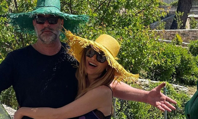 Δέσποινα Βανδή: Απολαμβάνει τον Βασίλη Μπισμπίκη στο «Αυτή η νύχτα μένει» - Πήρε «φωτιά» το Twitter