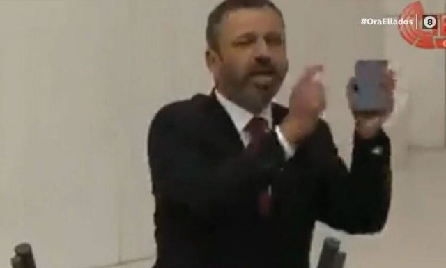 Βουλευτής κατηγόρησε τον Ερντογάν και έσπασε με σφυρί το κινητό του