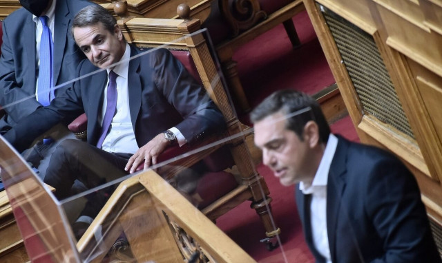 Βουλή: Η μάχη Μητσοτάκη - Τσίπρα για την ακρίβεια