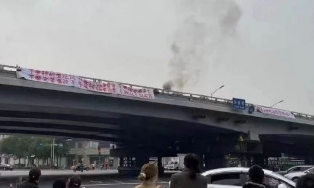 Mυστηριώδης διαδηλωτής προκαλεί ανθρωποκυνηγητό στην Κίνα