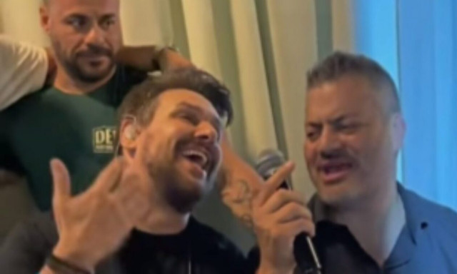 Ο Πάνος Κιάμος τραγουδάει Κρητικά με τον Μανώλη Κονταρό!