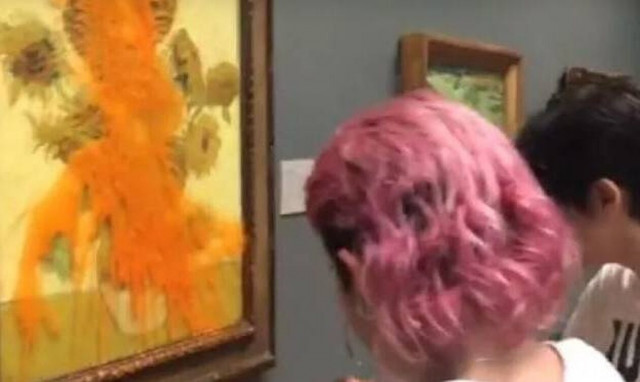 Ντοματόσουπα στα «Ηλιοτρόπια» του Βαν Γκογκ από οικολόγους ακτιβιστές