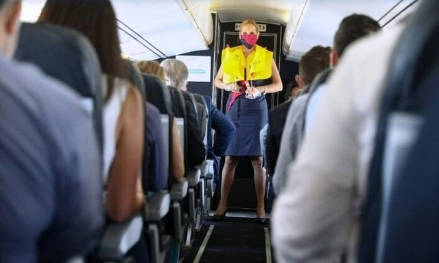Αποκάλυψη αεροσυνοδού: Τι δεν πρέπει να κάνουμε ποτέ μέσα σε αεροπλάνο