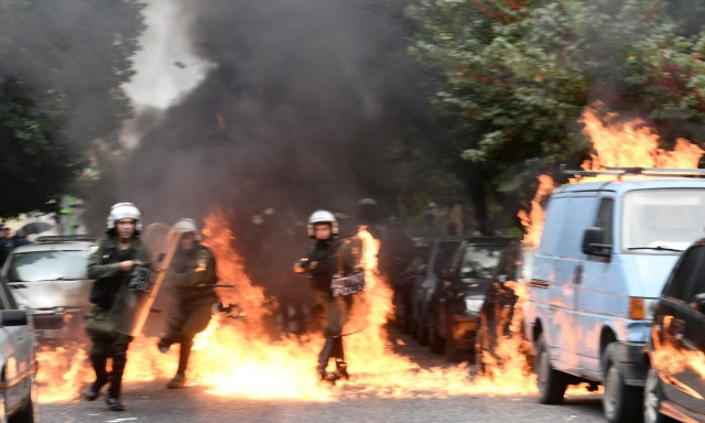 Σεπόλια: Επεισόδια στην πορεία - Έκαψαν το βαν του Ηλία Μίχου (vid)