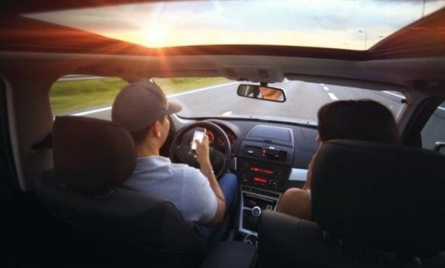 Όλα αυτά που κάνουμε όταν οδηγάμε και δεν έχουν σχέση με το… τιμόνι