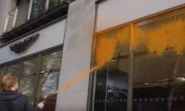 Λονδίνο: Ακτιβιστές πέταξαν μπογιά σε βιτρίνα της Άστον Μάρτιν (vid)