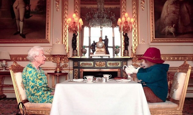 Αρκουδάκια Πάντινγκτον αφιερωμένα στην Ελισάβετ θα δοθούν σε ίδρυμα