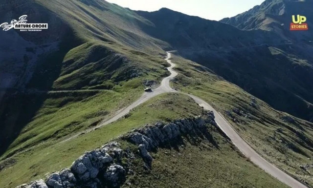 Πέρασμα Μπάρου: Ο δρόμος που σε κάνει να οδηγείς στα... σύννεφα