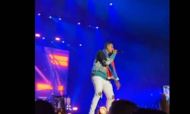 Τραγωδία στη Γαλλία: Τραγουδιστής κατέρρευσε και πέθανε επί σκηνής