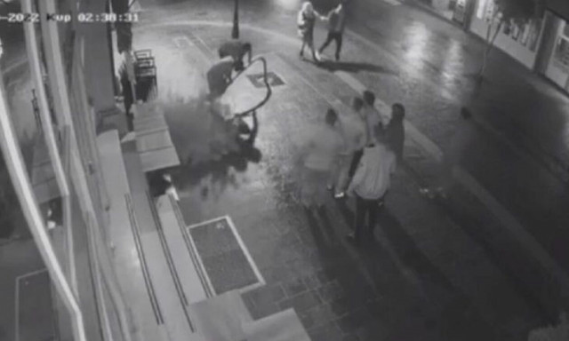 Βίντεο-ντοκουμέντο: Νεαροί στην Κρήτη ξεσπούν σε... δεντράκια!