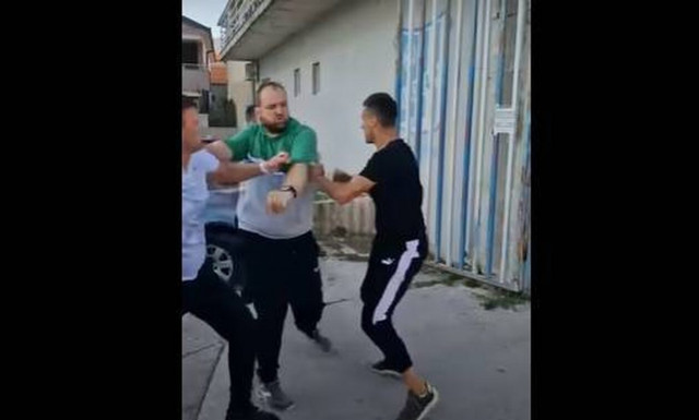 Απίστευτο ξύλο: Προπονητής ήρθε στα χέρια με οπαδούς