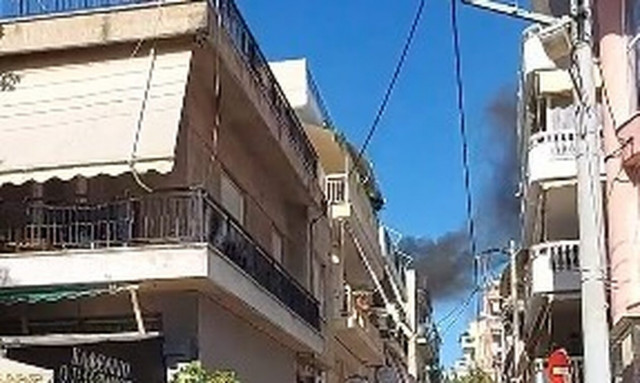 Φωτιά σε πολυκατοικία στο Περιστέρι