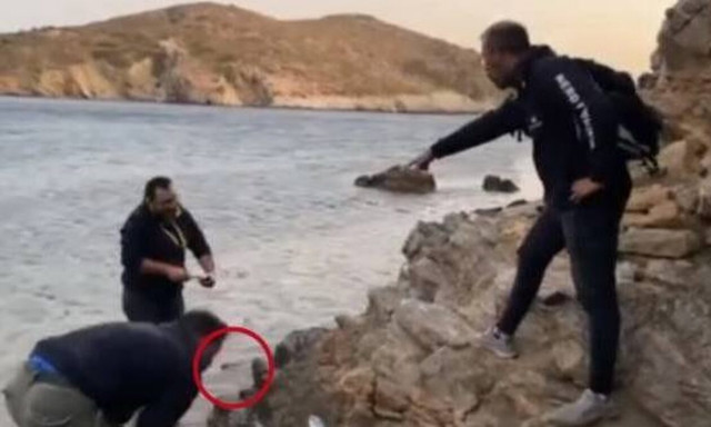 Η στιγμή που σμέρνα επιτέθηκε σε ψαρά στα βράχια (vid)