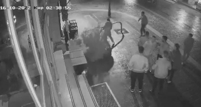 Οργή και απορία για νεαρούς που τα έβαλαν με… δέντρο στα Χανιά