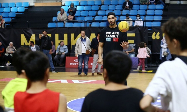 Ενές Καντέρ: Σε εκδήλωση της ΑΕΚ για τους Τούρκους πρόσφυγες