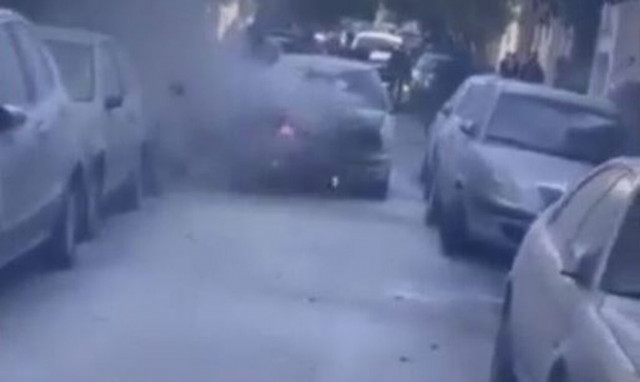 Αυτοκίνητο έπιασε φωτιά στην Κυψέλη - Στο σημείο η πυροσβεστική (vid)