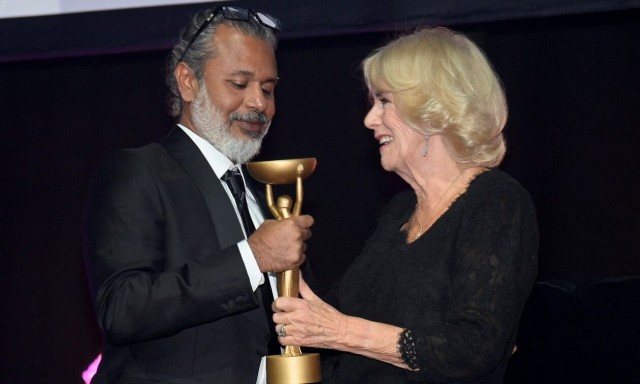 Το βραβείο Booker παρέλαβε από την Καμίλα ο Σεχάν Καρουνατιλάκα