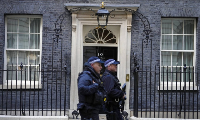 Συναγερμός στο Λονδίνο: Εντοπίστηκε ύποπτο πακέτο στη Ντάουνινγκ Στριτ