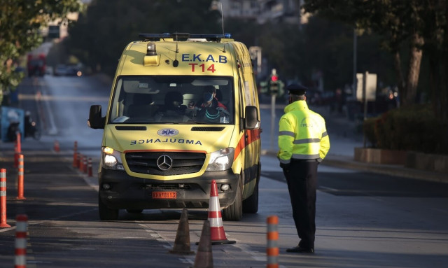 Τροχαίο στον Άγιο Δημήτριο: Απεγκλωβίστηκε άνδρας με βοήθεια του ΕΚΑΒ