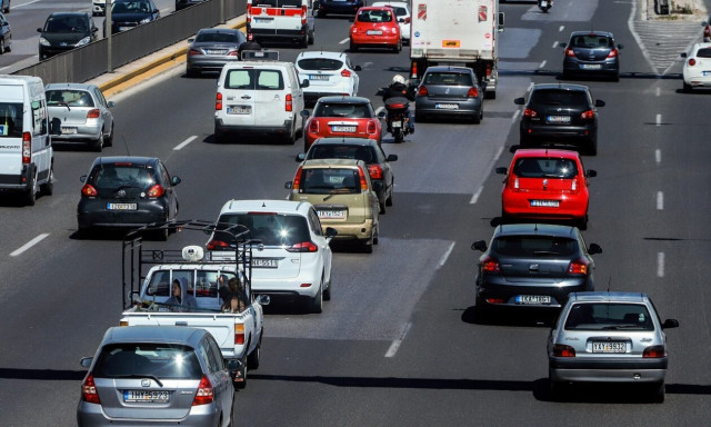 Νταλίκα συγκρούστηκε με ΙΧ στον Κηφισό - Προβλήματα στην κυκλοφορία