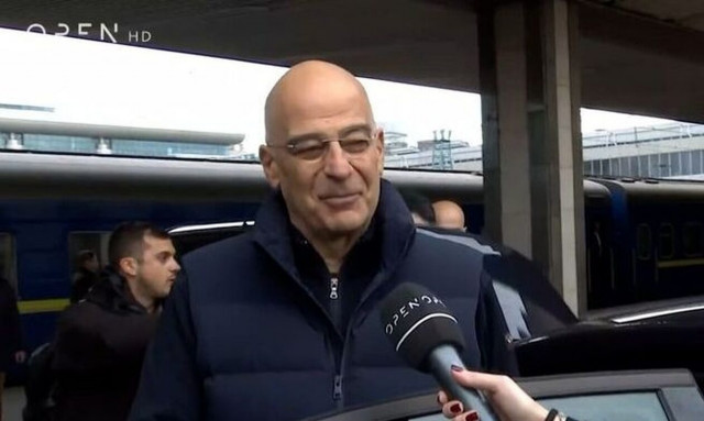 Έφτασε στο Κίεβο με τρένο ο Νίκος Δένδιας – Βλέπει Κουλέμπα, Ζελένσκι