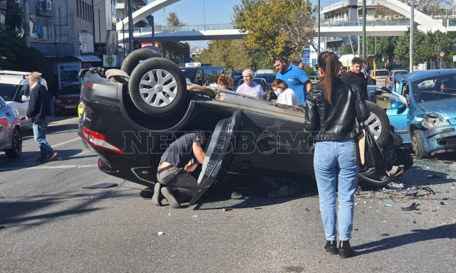 Τροχαίο στην Αγία Παρασκευή: Ανετράπη αυτοκίνητο - Δύο τραυματίες