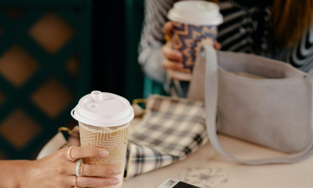 Καφές: Η συνήθεια του Έλληνα που δεν κόβεται παρά την έκρηξη ακρίβειας