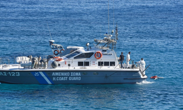 Σαντορίνη: Μηχανική βλάβη σε ιστιοφόρο με 3 επιβαίνοντες