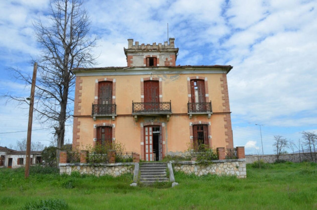 Λάρισα: Ο εμβληματικός Πύργος Χαροκόπου κινδυνεύει με εξαφάνιση