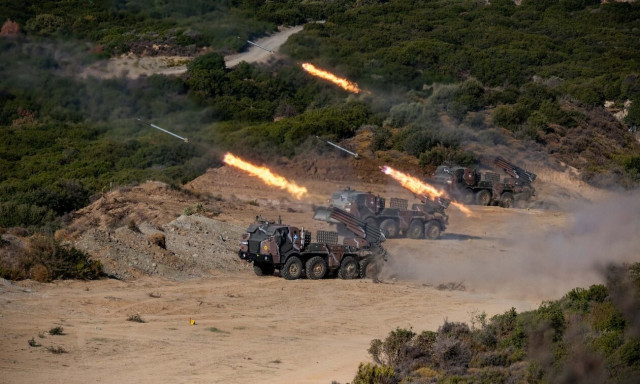 Στρατός Ξηράς: «Εκπαιδεύεται όπως θα πολεμήσει» – Τρομακτική ισχύς του Πυροβολικού