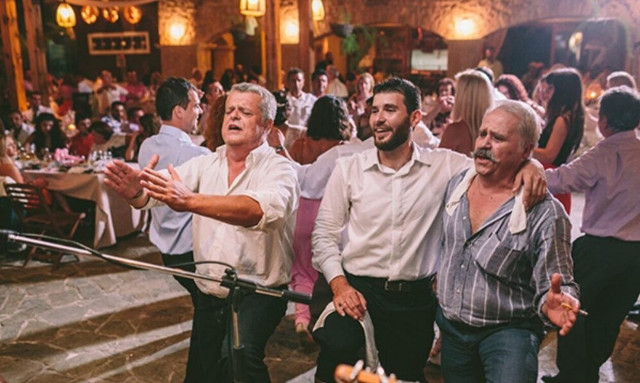 Όσα έζησαν οι Γερμανοί σε ένα γαμήλιο τρικούβερτο γλέντι στην Κρήτη