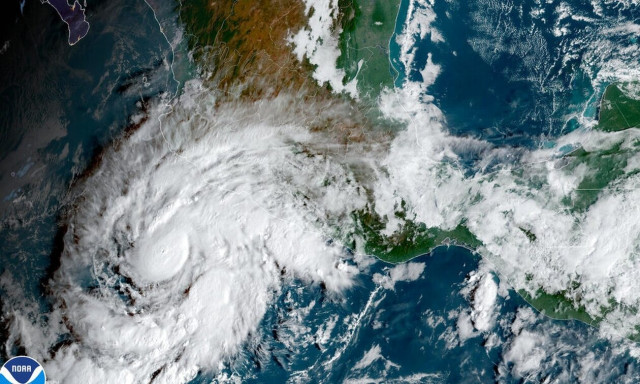 O τυφώνας Ρόσλιν «χτύπησε» το Μεξικό