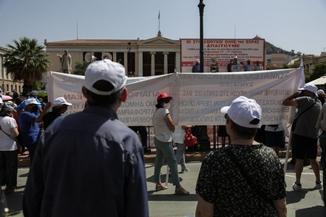 Συντάξεις: Σχέδιο να καταβληθούν οι αυξήσεις τον Δεκέμβριο