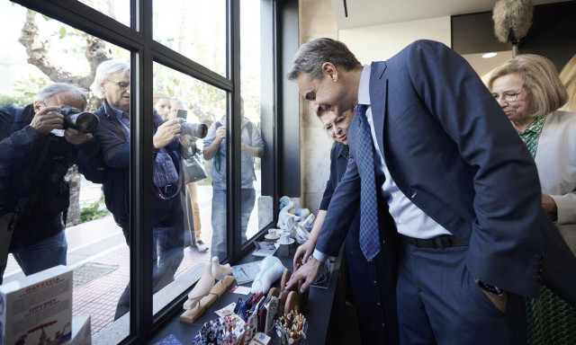 Στα ανακαινισμένα ανθοπωλεία της Βουλής ο Κυριάκος Μητσοτάκης