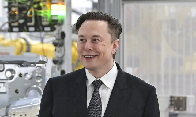 ΗΠΑ: Ο Μασκ εμφανίστηκε στην έδρα του Twitter κρατώντας έναν νιπτήρα