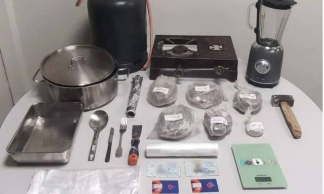 «Έσπρωχναν» νοθευμένη ηρωίνη σε Αθήνα και Θεσσαλονίκη