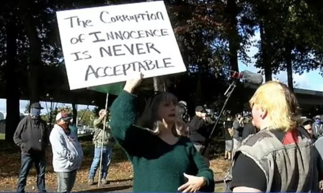 Χάος στο Όρεγκον: Όπλα,καπνογόνα και παιδιά σε «drag show» της ντροπής