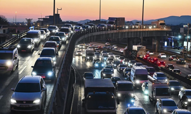 Κίνηση LIVE: Απέραντο… πάρκινγκ ο Κηφισός – Κορυφώνεται η έξοδος