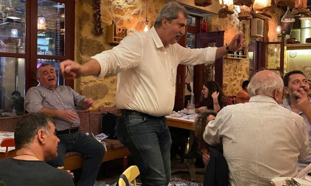 Το ζεϊμπέκικο του Πολάκη: «Και πολεμάμε και τραγουδάμε και χορεύουμε!»