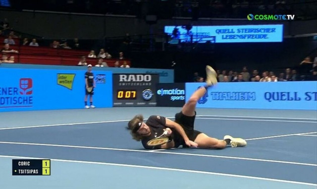 Στέφανος Τσιτσιπάς: Μάτωσε μετά από άσχημη πτώση