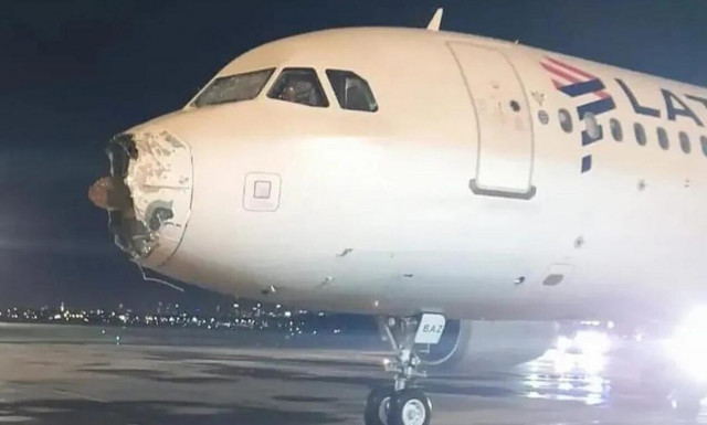 Πανικός στον αέρα: Διαλύθηκε το ρύγχος αεροπλάνου από καταιγίδα